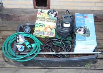 Pumpe und Gießstab fürs Indoor Gardening mit Nährstofflösung