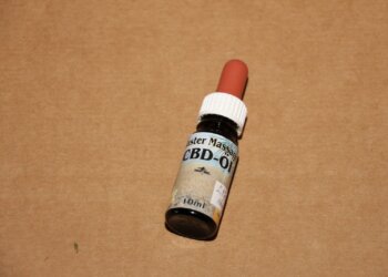 CBD Extrakte auf Pflanzenölbasis: Bitte nicht dabben oder rauchen!