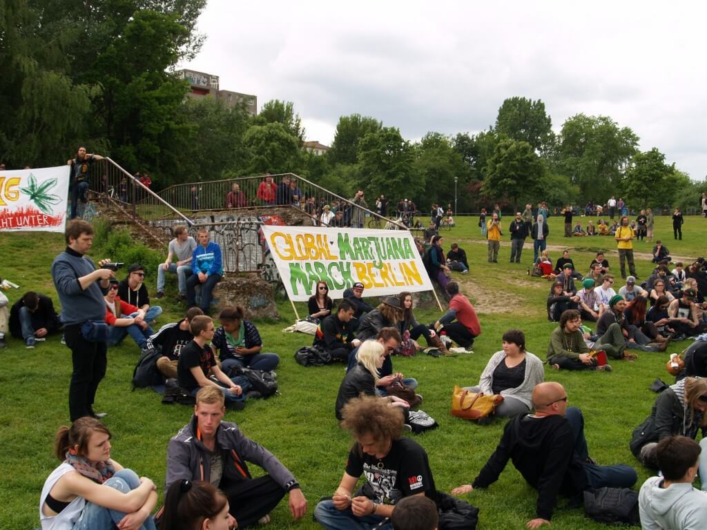 Auch wegen dem Drogen- und Suchtbericht 2015 gegen Verbote protestieren!