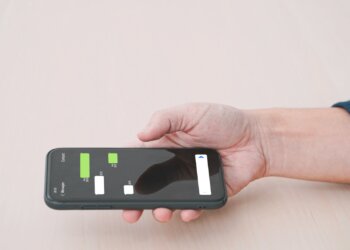 Per-App-den-Hanfpflanzen-beim-Wachsen-zusehen