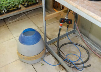 Hier-ist-ein-Luftbefeuchter-mit-automatischer-Wasserversorgung-zu-sehen