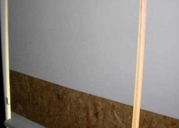 Die-Türen-hängen-lose-vor-der-Kammer-und-lassen-noch-Licht-durch