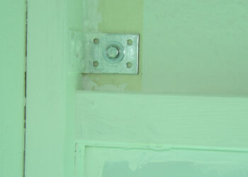 Kreppband-an-die-Wand-Kammer-ran-schieben-andübeln-und-dann-alles-mit-Silikon-abdichten