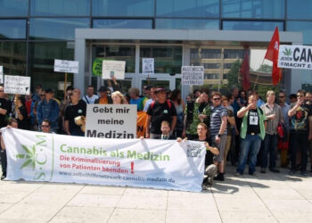 Patienten-gegen-die-Bundesopiumstelle-in-Bonn-b