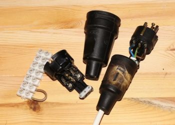 Immer sorgsam die Stromkabel anklemmen