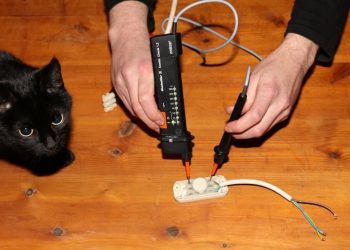 Sich mit einem Spannungsprüfer absichern