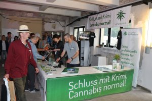 Gut besuchter Hanfverband Messestand