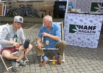 Rick-Simpson-am-Hanf-Magazin-Messestand