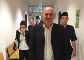 Willi-auf-dem-Weg-in-den-Gerichtssaal