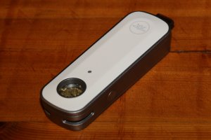 Die Luft strömt durch die Seiten ein, das Runde ist der Sensor, der nur auf die Finger reagiert