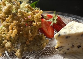 Holunderblüten in Hanfmehl-Weinteig gebacken mit Hanfsamen Salty Karamell Parfait