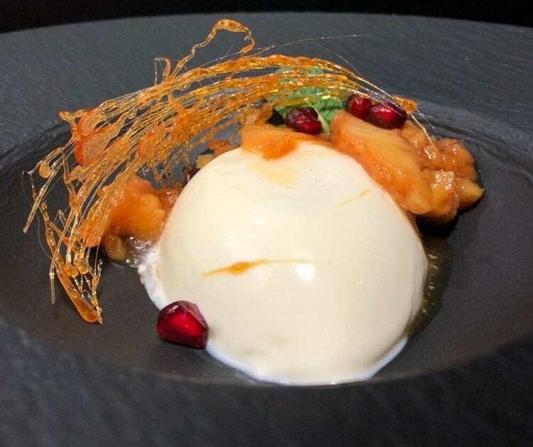 CBD infundierte Jasmin Tee Pannacotta an weißem Pfirsichkompott - Koch ...