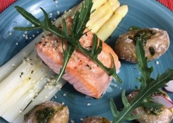 Auf Hanfprotein gebratener Lachs & Spargel mit Hanfnussbutter