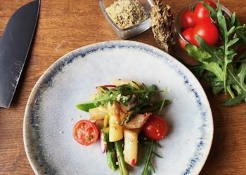 Spargelsalat mit Hanfsamen und Hanfsamenöl