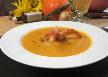 Kürbissuppe-mit-Speck-Garnelen-und-Hanföl