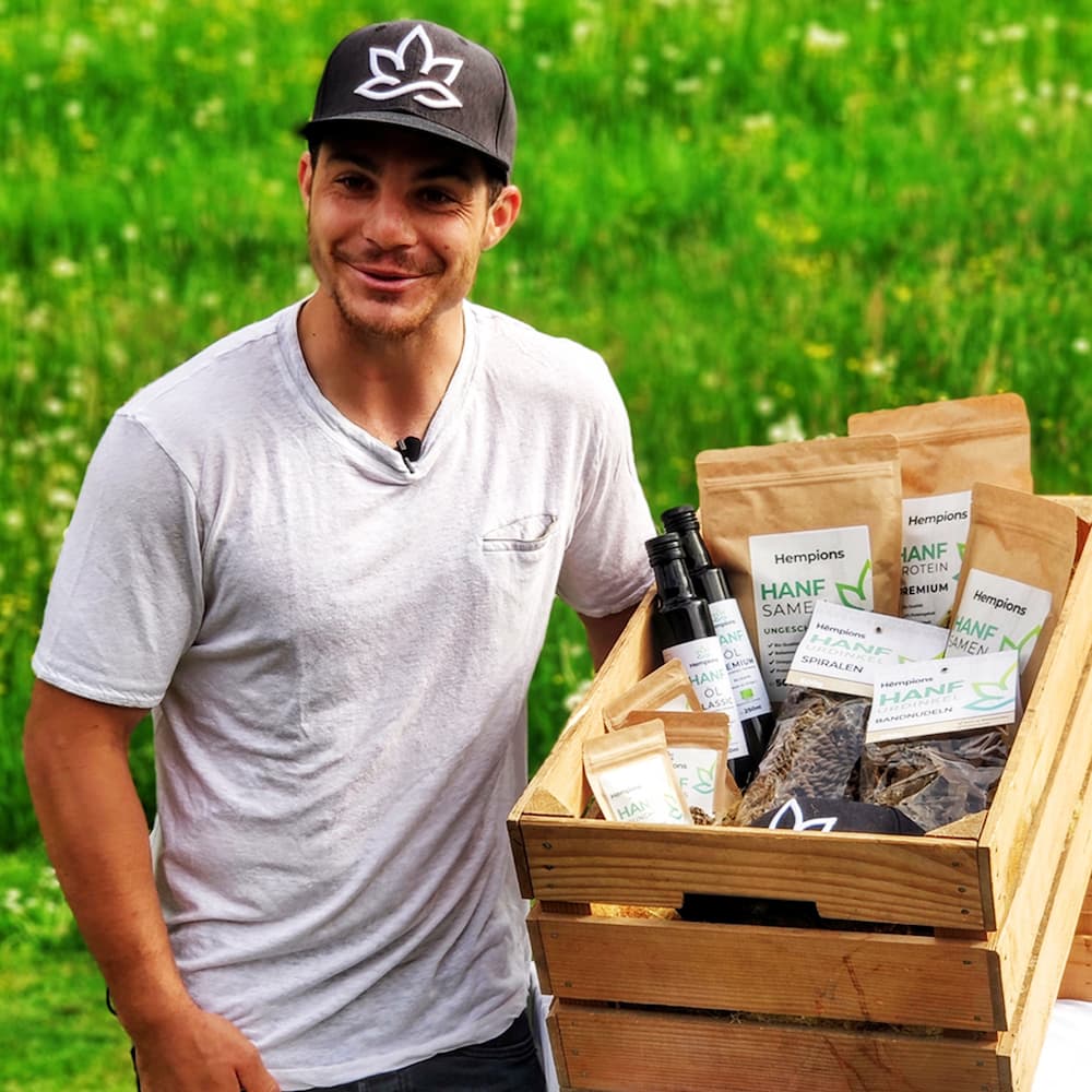 Daniel-Meier-mit-Handprodukten