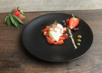 Eierlikör-Mousse-auf-Erdbeer-Hanf-Salat-.