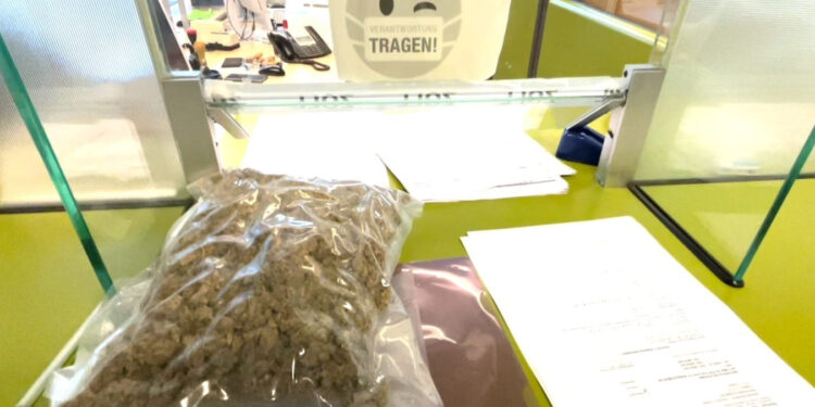 Zoll-beschlagnahmt-legal-importiertes-Cannabis