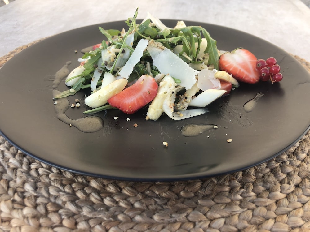 CBD infundierter Erdbeer-Spargel Rohkostsalat - Koch Rezepte mit Hanf