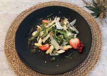 CBD-infundierter-Erdbeer-Spargel-Rohkostsalat_3-1
