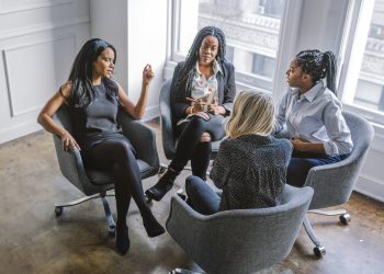 Immer-weniger-Frauen-und-Minderheiten-in-Führungspositionen