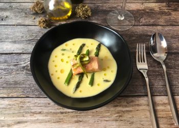 CBD infundierte Suppe von grünem Spargel