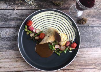 Infundierter Hasenrücken in Blätterteig mit Schokoladensoße, Selleriepüree und Frühlingsgemüse