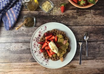Schokoladen-Hanfnuss Waffel mit Rhabarber marinierten Erdbeeren und Mascarpone-Hanföl Creme