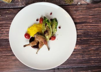 Wachtelkeulen mit infundierter Portweinsauce an gebratener Römersalat und Safran-Butterreis