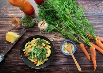 Karottengrün-Pesto mit Hanfsamen