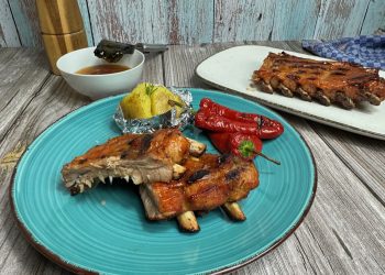 BBQ-Spareribs mit „Orange-Bud“ infundierter Aprikosenglasur