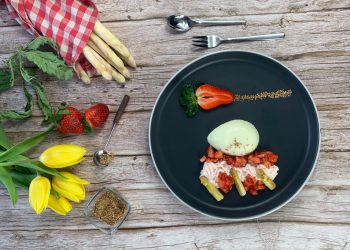 Spargel-Hanf Panna Cotta mit Erdbeer-CBD-Espuma und karamellisierten Spargelspitzen