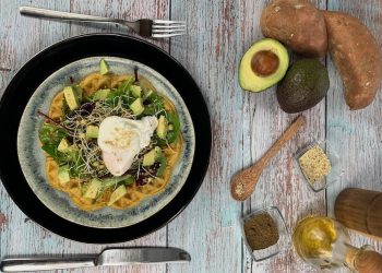Süßkartoffel-Hanfnusswaffel mit pochiertem Ei auf Avocado-Frühlingssalat & Sprossen