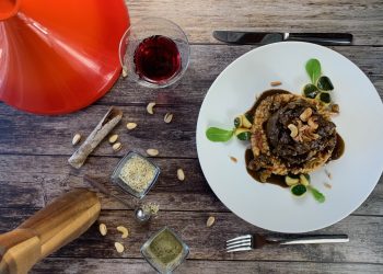 Lammhals mit Datteln, Hanfblattmehl & Moringa auf Dörrtomaten Bulgur nach Risotto-Art