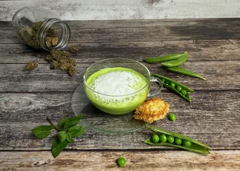 Erbsencapucchino mit CBD-Minzschaum