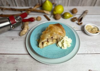 Infundierter Birnenstrudel mit Wal- und Hanfnüssen an Ingwersahne