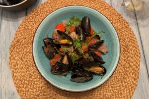 Piri Piri Schweinefleisch mit Muscheln und frischen Hanfblättern