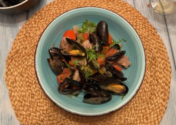 Piri Piri Schweinefleisch mit Muscheln und frischen Hanfblättern
