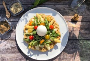 Bärlauch-Hanf Waffel mit Spargelragout und Ei im Rucola-Tomaten Nest mit Hanfsaat