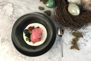 Himbeeren Hanf Mousse auf THC infundiertem griechischem Rosen Joghurt