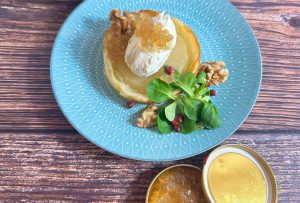 Nashi-Birnen Tartlet mit Ziegenkäsecreme und infundiertem Honig-Kaviar