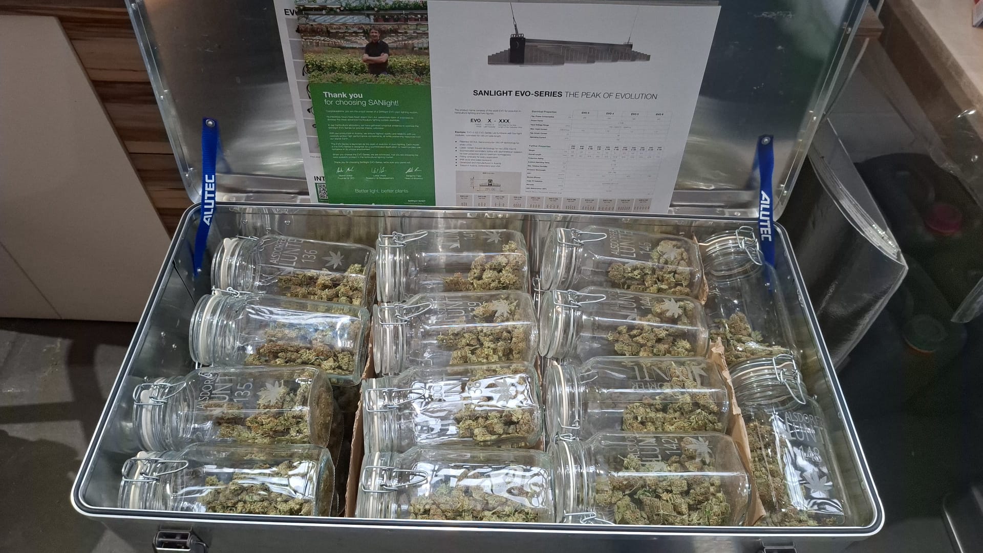 Cannabisblüten in Gläsern in der Abgabekiste der Alsdorfer Lunte