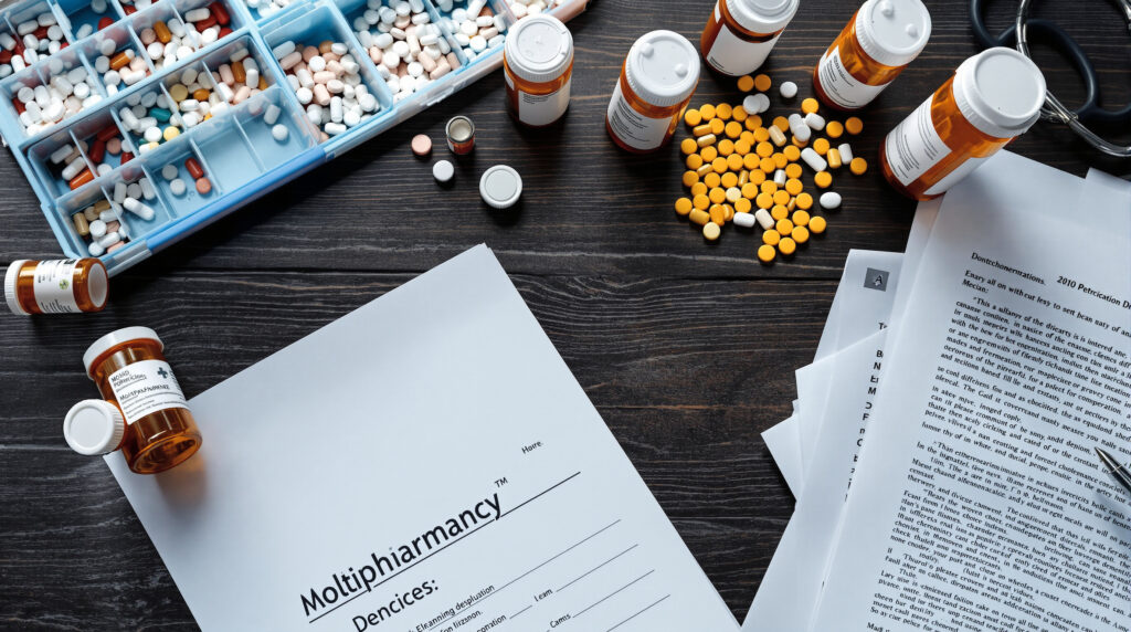 Mehrere Medikamentendosen und Tablettenbox symbolisieren Polypharmazie im Alter