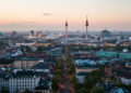 Berliner Stadtpanorama zur Abenddämmerung mit Blick auf Messegelände