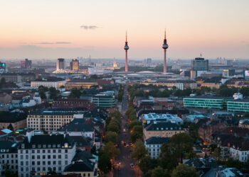 Berliner Stadtpanorama zur Abenddämmerung mit Blick auf Messegelände