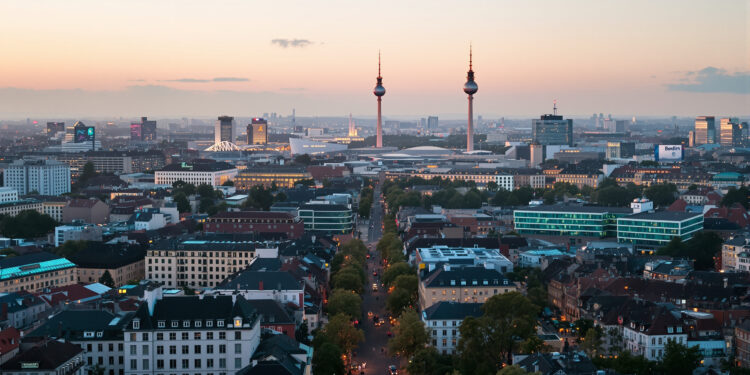 Berliner Stadtpanorama zur Abenddämmerung mit Blick auf Messegelände