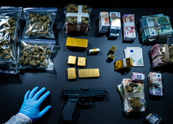 Asservate eines Cannabis-Grossfunds: verpackte Ware, Bargeld, Goldbarren und eine sichergestellte Pistole