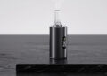 Arizer Solo 2 Vaporizer aus Aluminium mit Glasdampfweg auf dunklem Untergrund