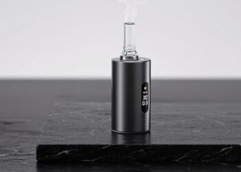 Arizer Solo 2 Vaporizer aus Aluminium mit Glasdampfweg auf dunklem Untergrund