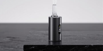 Arizer Solo 2 Vaporizer aus Aluminium mit Glasdampfweg auf dunklem Untergrund